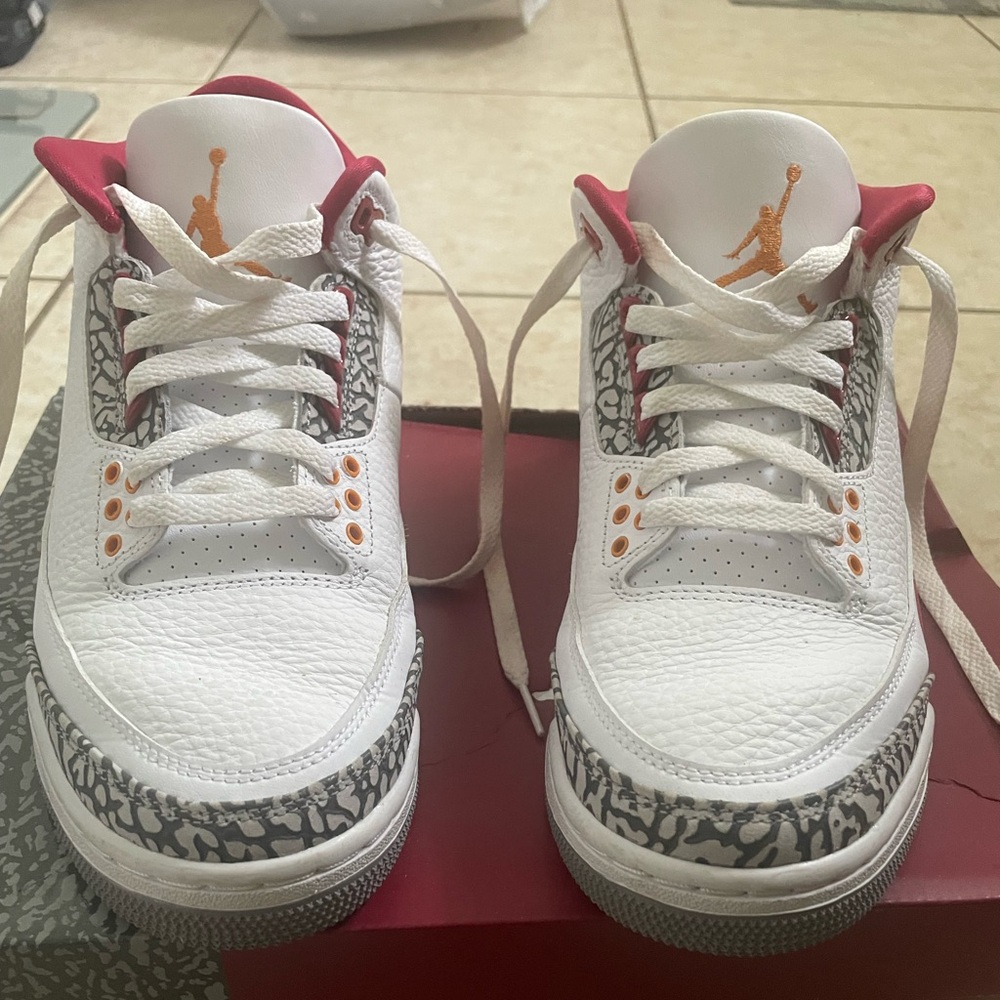 Air Jordan 3 Retro barely worn like new size 7.5 men / 8.5 women
